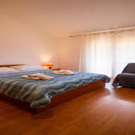 On Pa Man Near Lucina Pašman