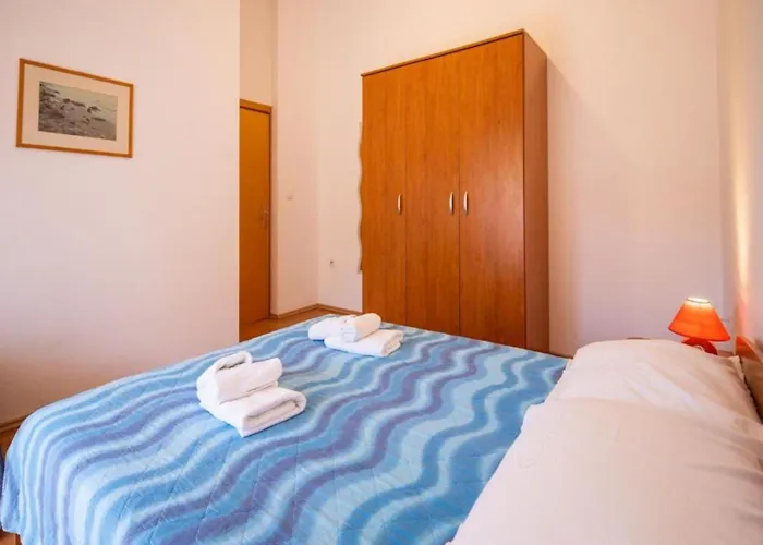 On Pa Man Near Lucina Apartment Pasman