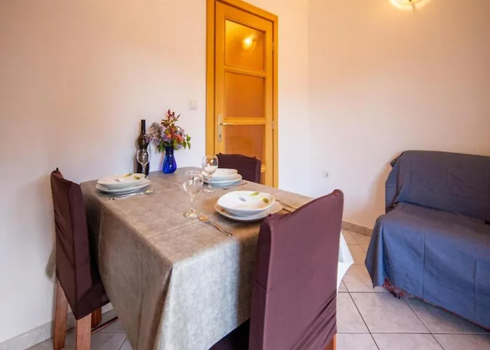 On Pa Man Near Lucina Apartment *